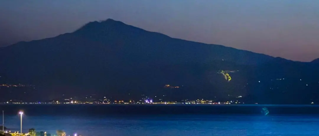 LA FOTO DEL GIORNO | Tra alba e tramonto, la luce che verrà