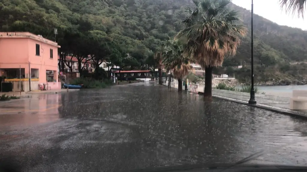 Scilla, fra vecchi slogan e illusioni. E il nuovo lungomare annega