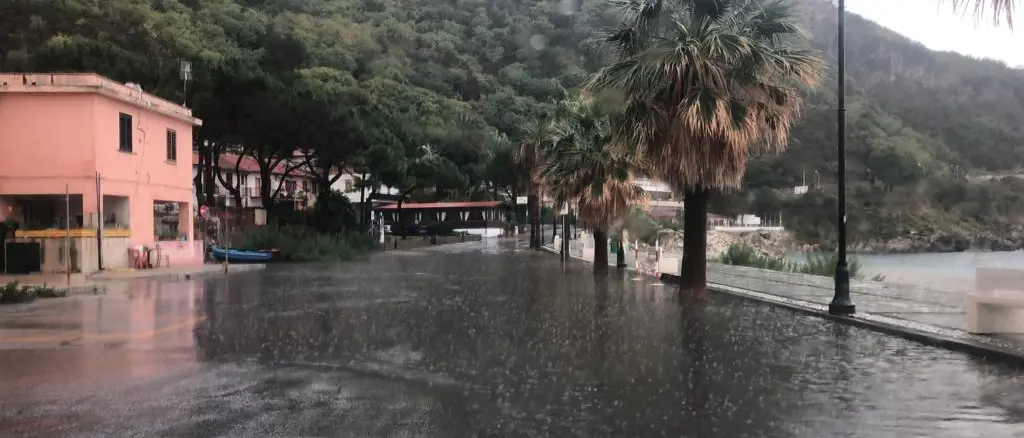 Scilla, fra vecchi slogan e illusioni. E il nuovo lungomare annega