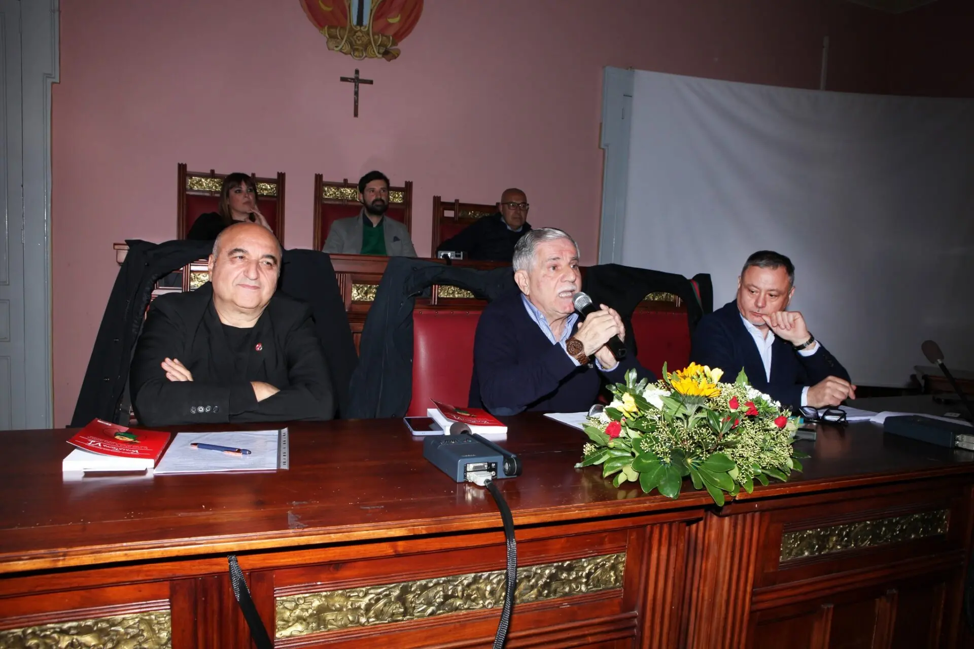 Palmi, presentato il volume di satira “Votalatrippa VI”