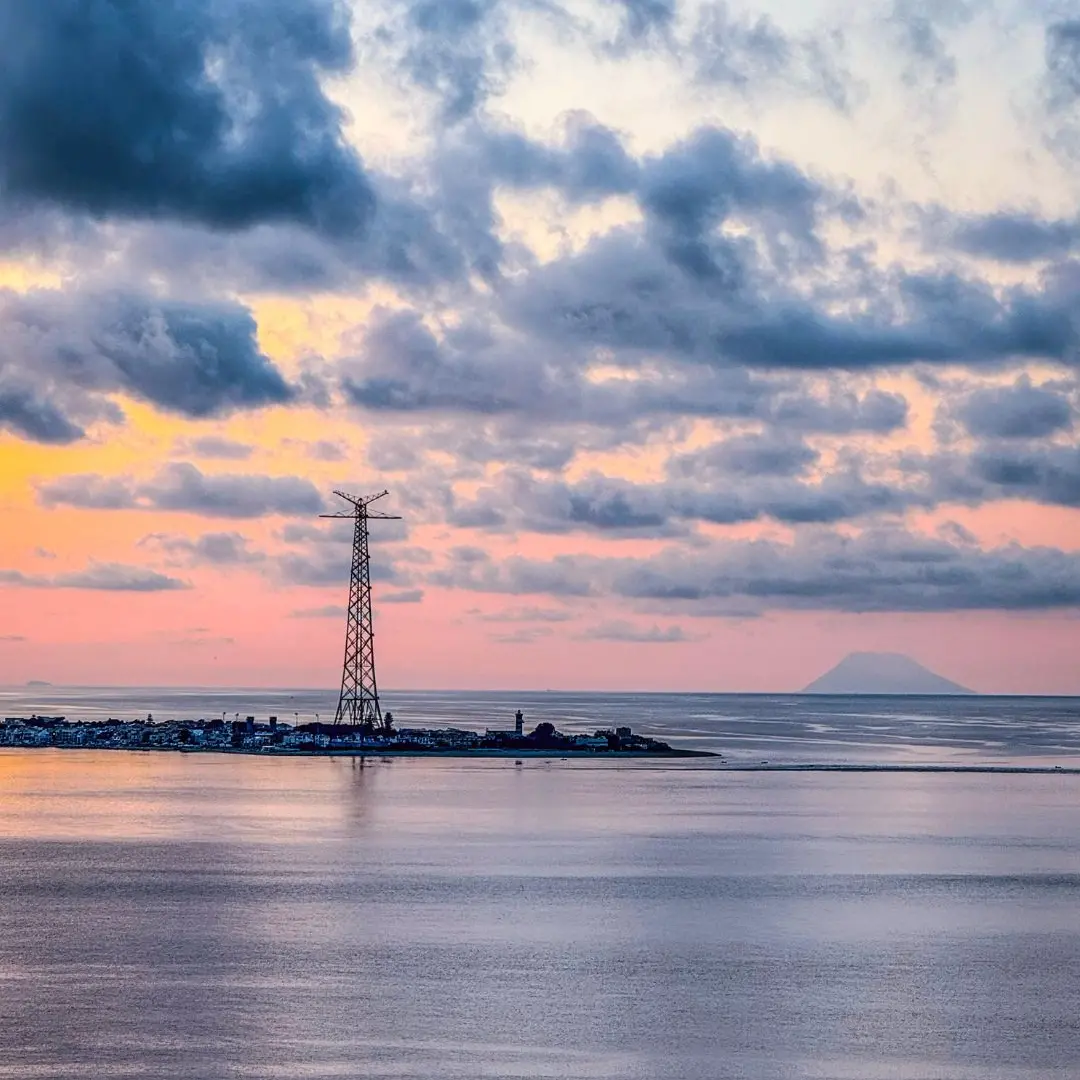 LA FOTO DEL GIORNO | Nel punto esatto in cui il dolore ha tremato, la luce torna a farsi largo tra le nuvole