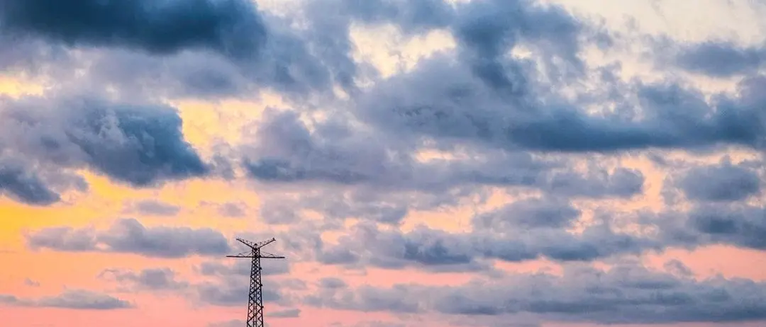 LA FOTO DEL GIORNO | Nel punto esatto in cui il dolore ha tremato, la luce torna a farsi largo tra le nuvole