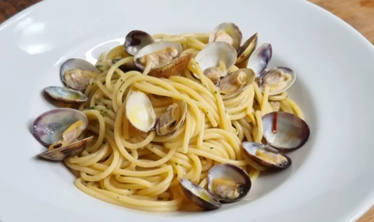 LA RICETTA DEL GIORNO | Spaghetti alle vongole: un classico italiano dal sapore di mare