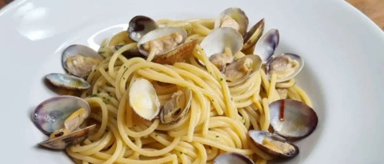 LA RICETTA DEL GIORNO | Spaghetti alle vongole: un classico italiano dal sapore di mare