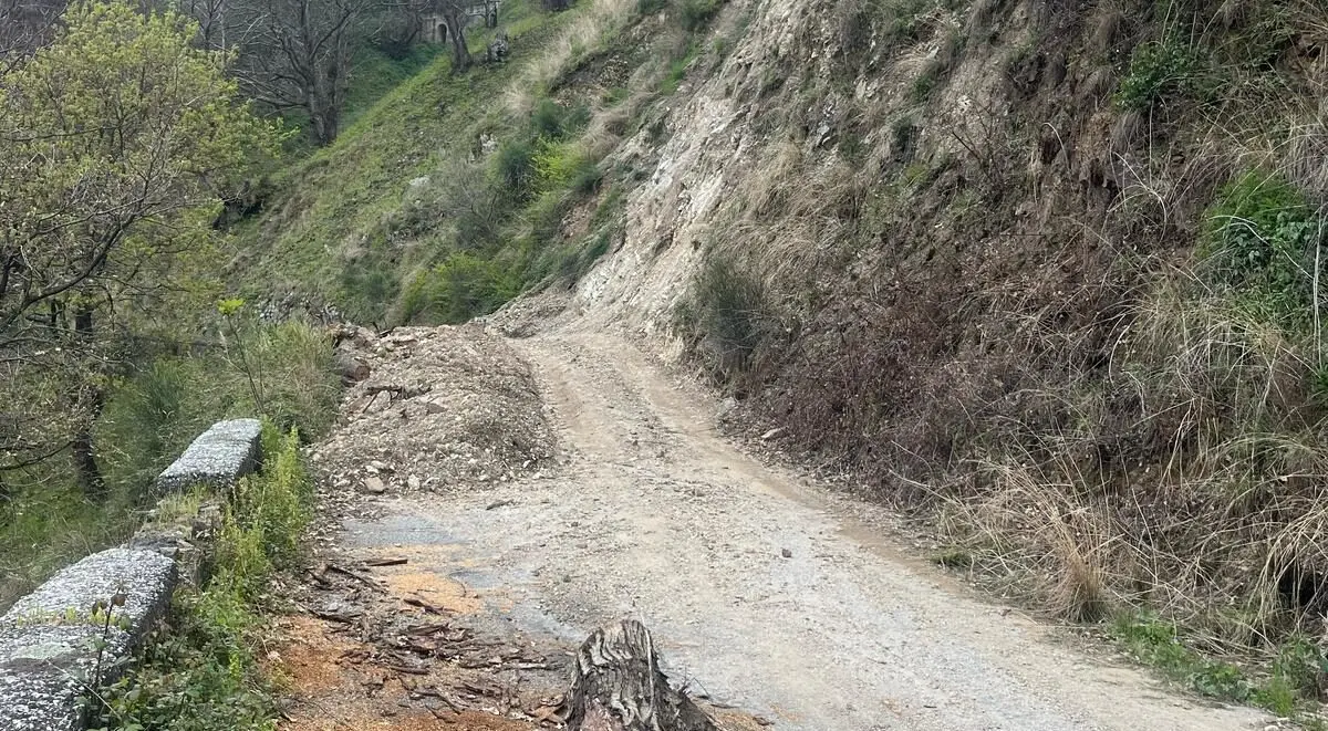 CHIEDIMI AIUTO | Frazione di Sinopoli isolata da una frana, cittadini fragili in difficoltà: «Ci hanno abbandonati» - FOTO