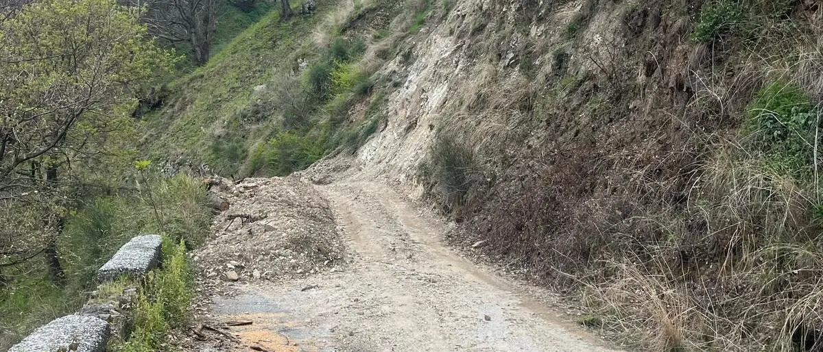 CHIEDIMI AIUTO | Frazione di Sinopoli isolata da una frana, cittadini fragili in difficoltà: «Ci hanno abbandonati» - FOTO