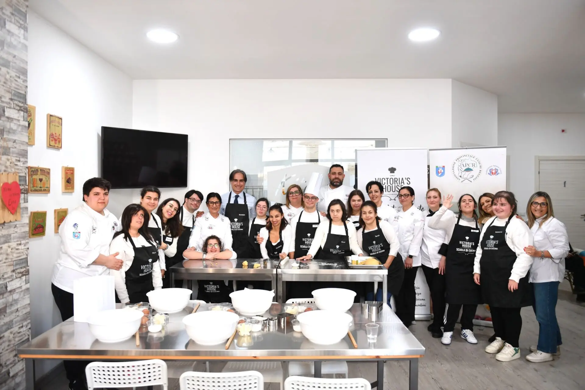 Il sindaco Falcomatà in visita tra i giovani cuochi di Victoria’s House: «È una realtà originale, creativa e meritoria»