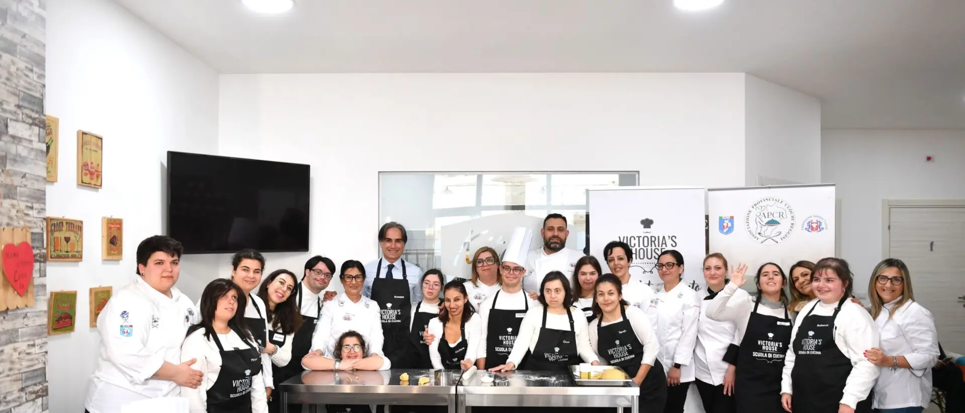 Il sindaco Falcomatà in visita tra i giovani cuochi di Victoria’s House: «È una realtà originale, creativa e meritoria»