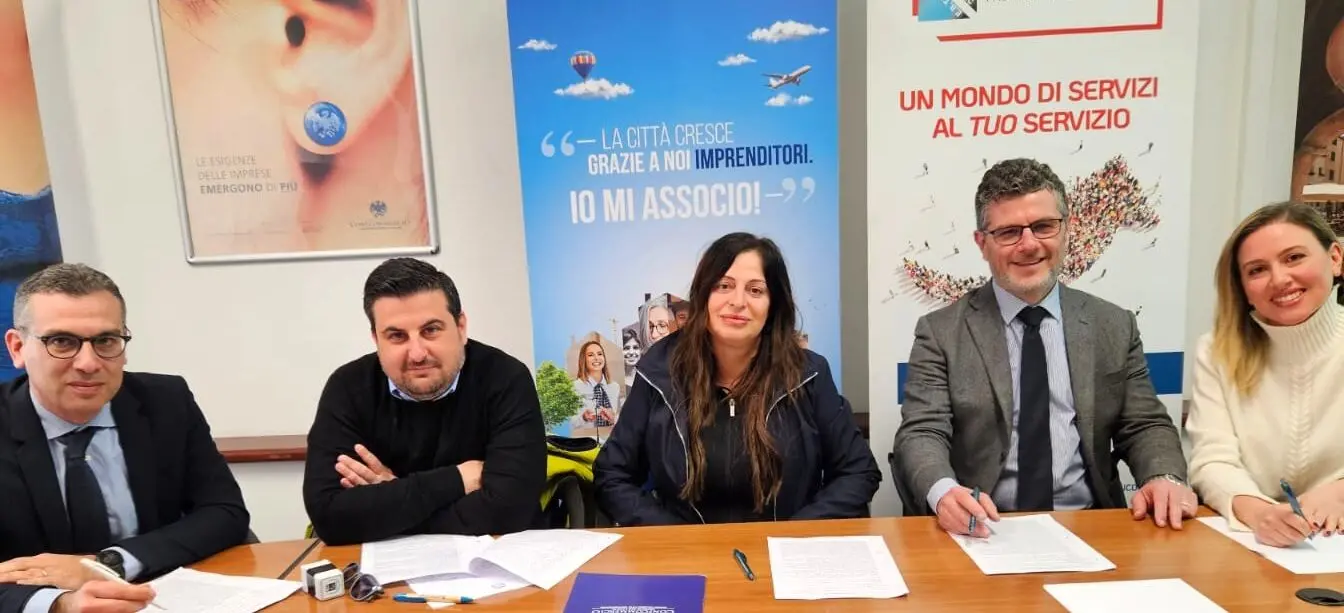 Reggio, lavoro stagionale: firmato l'accordo tra Confcommercio e le organizzazioni sindacali