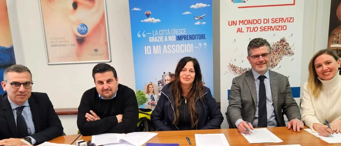 Reggio, lavoro stagionale: firmato l'accordo tra Confcommercio e le organizzazioni sindacali