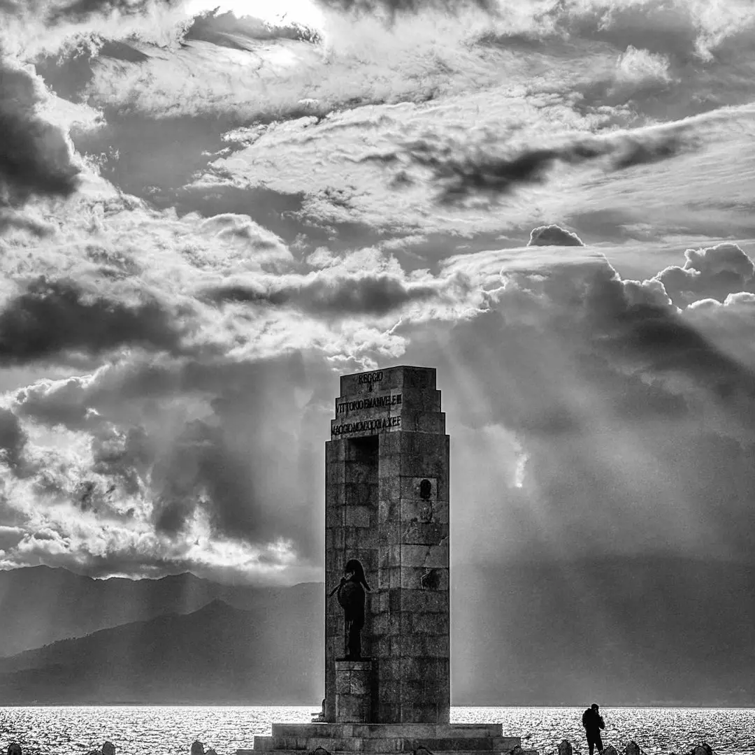 LA FOTO DEL GIORNO | Un varco nella luce