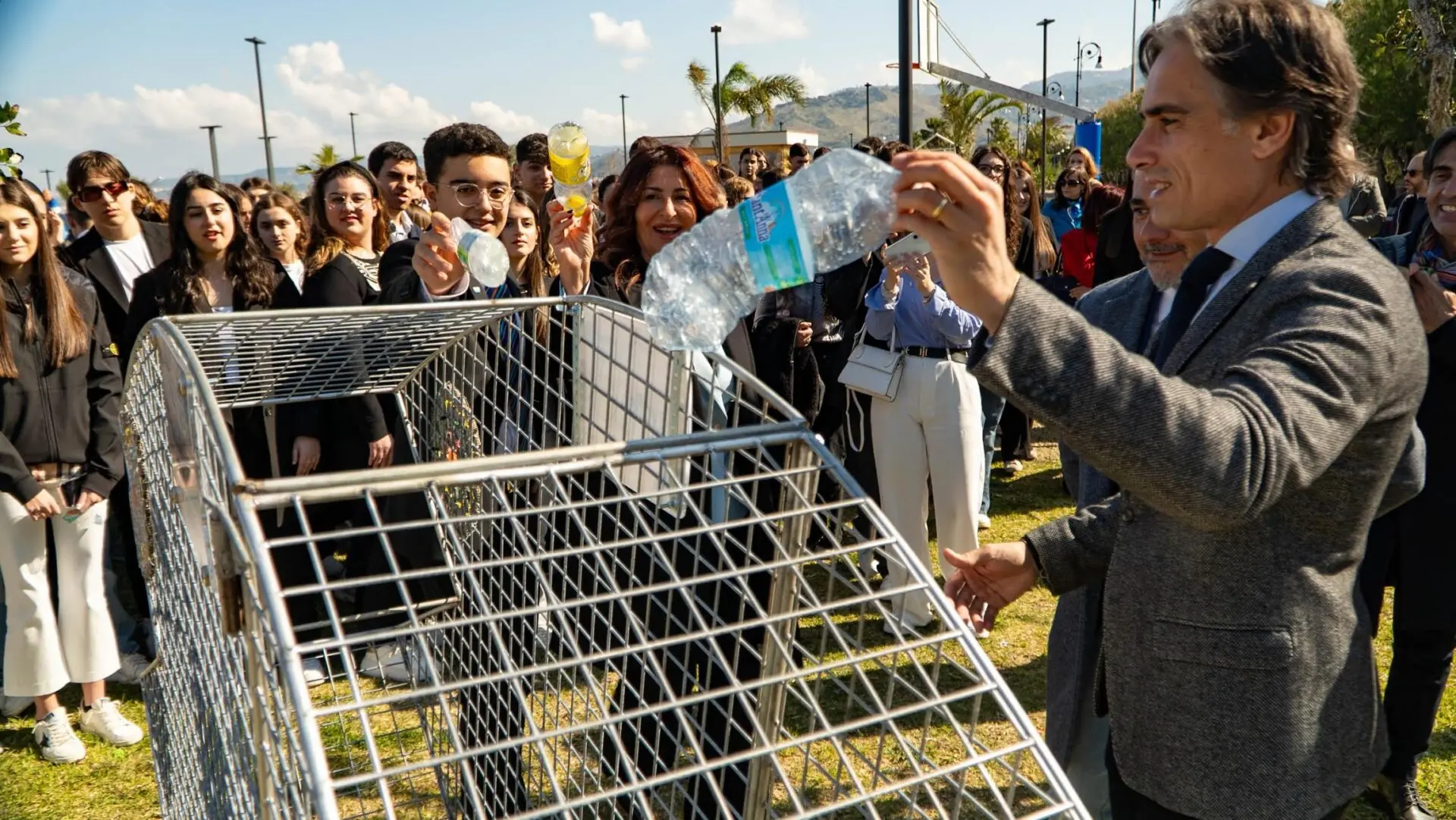 Reggio, al Tempietto installato il pesce mangiaplastica \"Flavofish\"