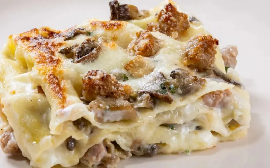 LA RICETTA DEL GIORNO | Lasagne funghi e salsiccia, un tripudio di sapori
