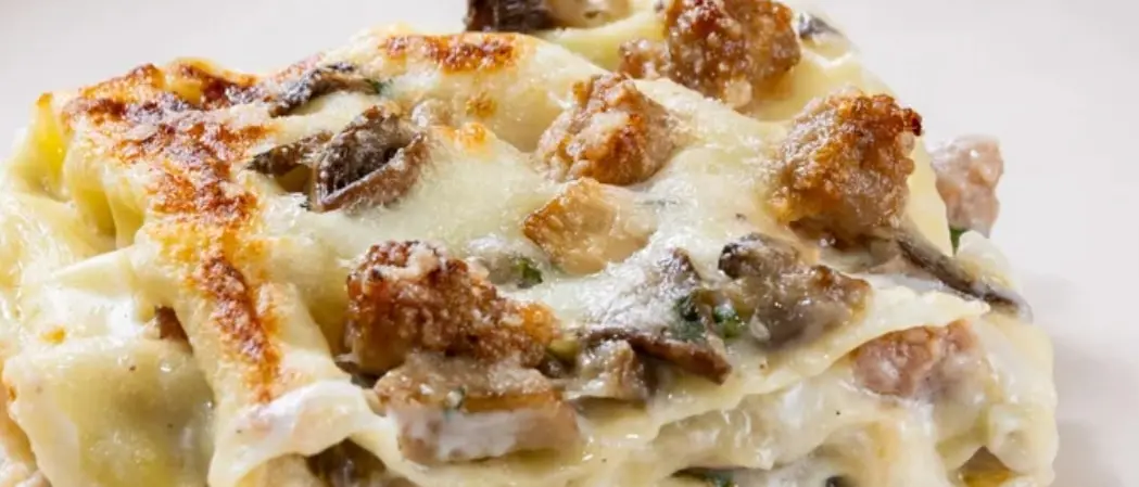 LA RICETTA DEL GIORNO | Lasagne funghi e salsiccia, un tripudio di sapori