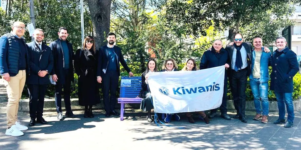 Palmi, il Kiwanis club inaugura una panchina lilla per sensibilizzare sui disturbi del comportamento alimentare