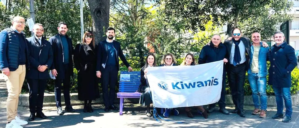 Palmi, il Kiwanis club inaugura una panchina lilla per sensibilizzare sui disturbi del comportamento alimentare