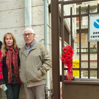 Fiori per Madalina nel giorno contro la violenza sulle donne