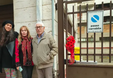 Fiori per Madalina nel giorno contro la violenza sulle donne