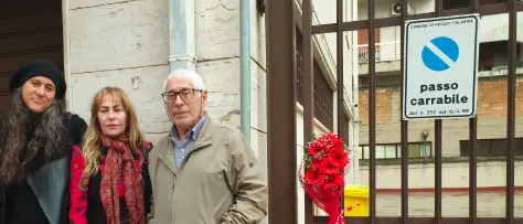 Fiori per Madalina nel giorno contro la violenza sulle donne