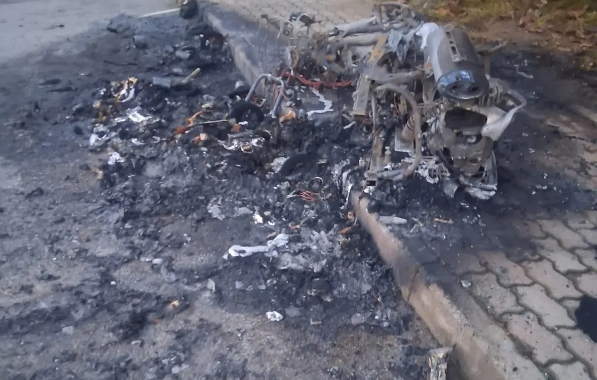 Reggio, al rione Marconi bidoni per rifiuti in fiamme nella notte: «Vorrebbero che abbandonassimo la nostra casa»