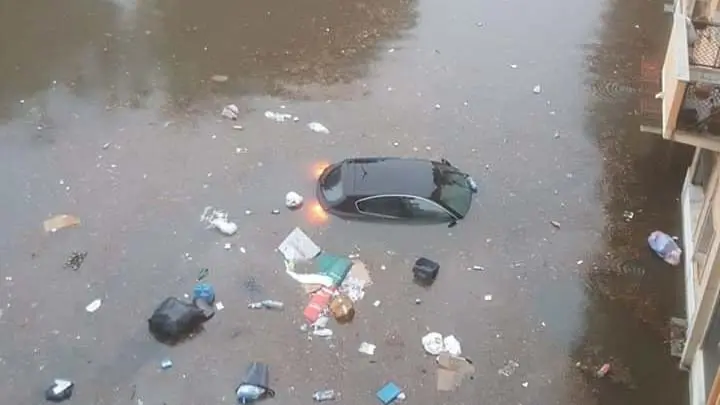 Piove sull'allagato. Reggio, rassegnata, sprofonda tra i cumuli di spazzatura
