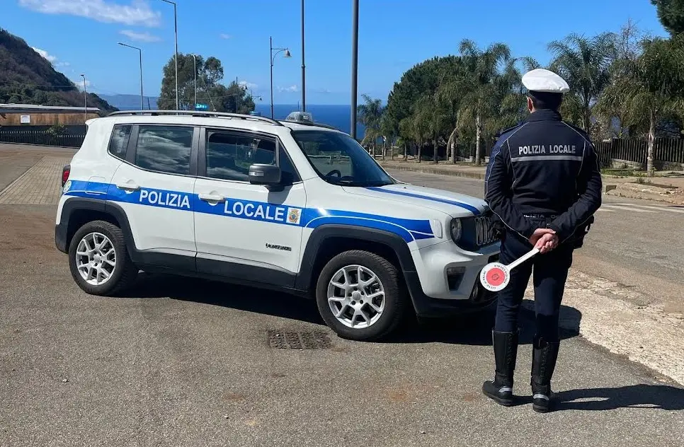 Minacce tra automobilisti, interviene la Polizia Locale: sequestrate mazza da baseball e mini katana