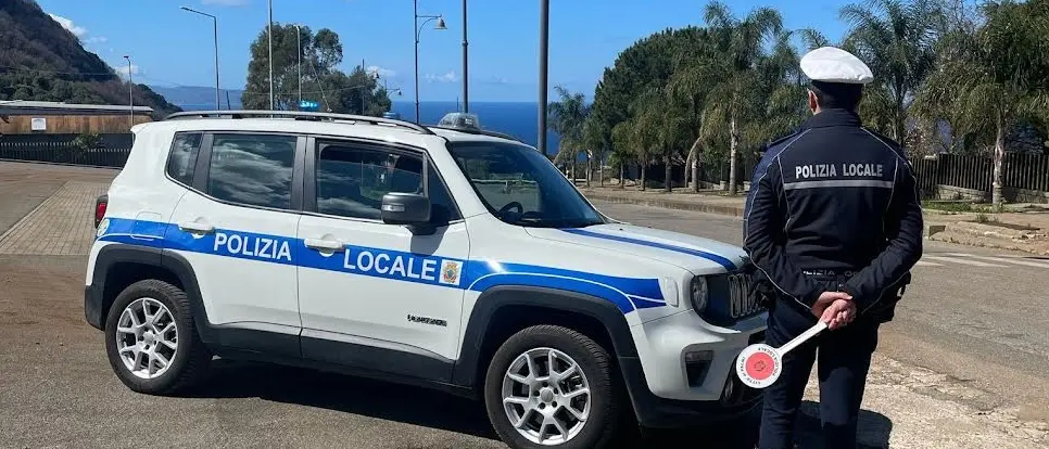 Minacce tra automobilisti, interviene la Polizia Locale: sequestrate mazza da baseball e mini katana