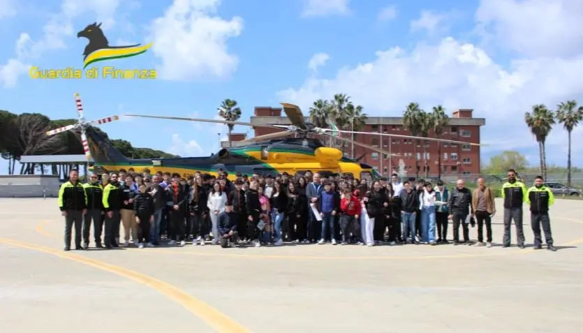 Reggio, studenti dell'Istituto Righi-Boccioni-Fermi in visita presso la sezione aerea della Gdf di Lamezia