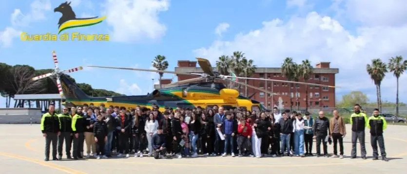 Reggio, studenti dell'Istituto Righi-Boccioni-Fermi in visita presso la sezione aerea della Gdf di Lamezia