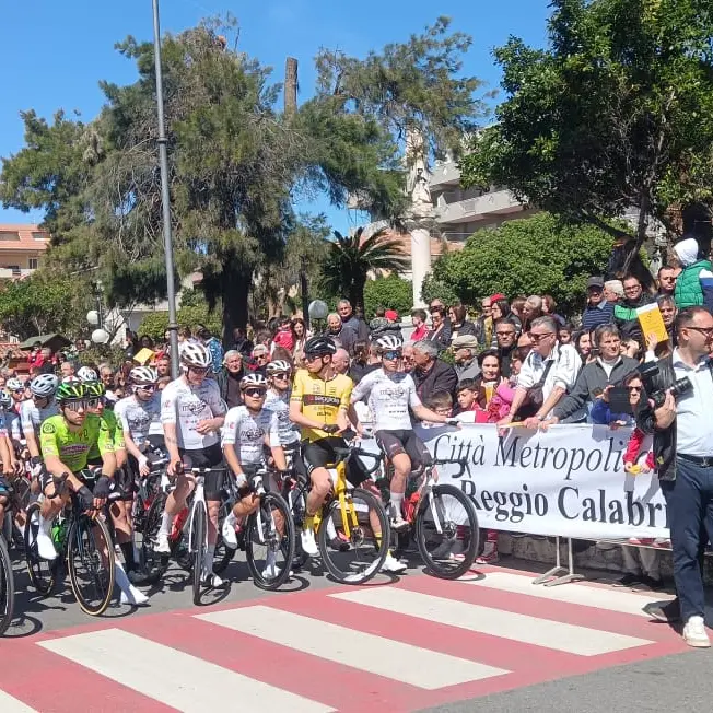 Dall’Area Grecanica a Reggio Calabria, al via il Giro Ciclistico della Metrocity: 30 comuni e 183 chilometri tra bellezza e fatica - FOTO