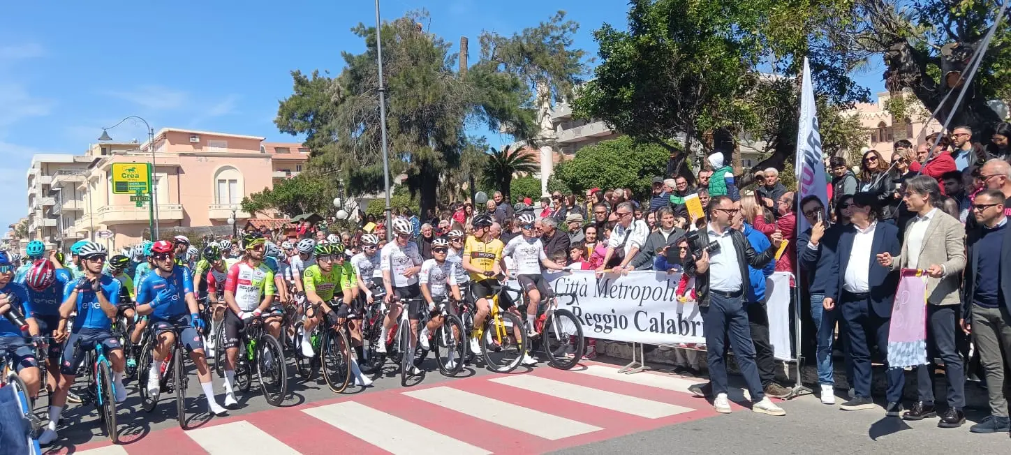 Dall’Area Grecanica a Reggio Calabria, al via il Giro Ciclistico della Metrocity: 30 comuni e 183 chilometri tra bellezza e fatica - FOTO