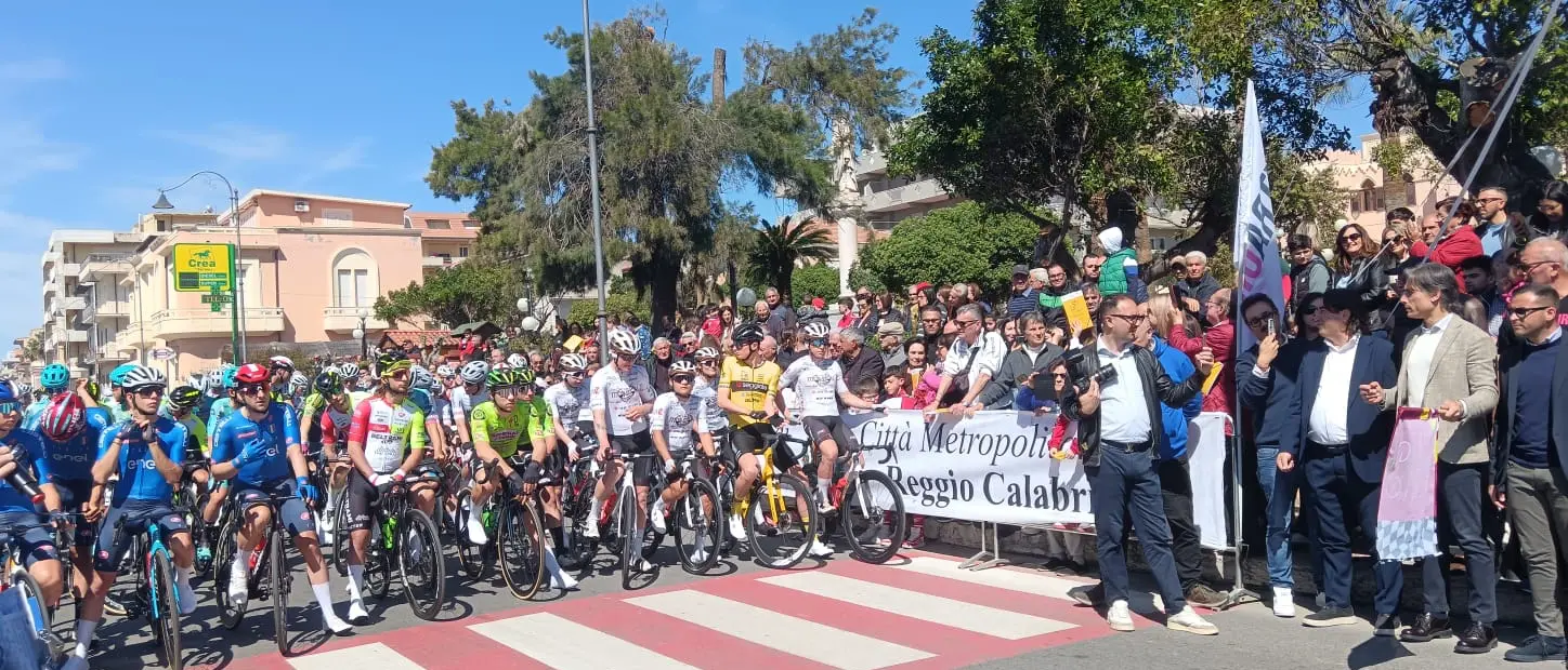 Dall’Area Grecanica a Reggio Calabria, al via il Giro Ciclistico della Metrocity: 30 comuni e 183 chilometri tra bellezza e fatica - FOTO