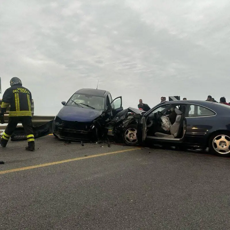 Incidente sulla statale 106, auto rimane in bilico sulla scogliera di Africo