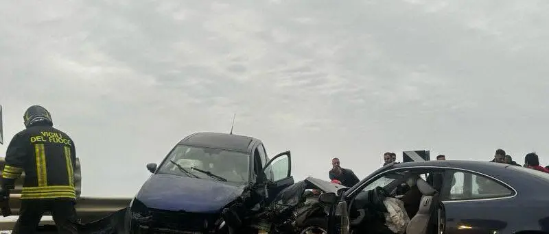 Incidente sulla statale 106, auto rimane in bilico sulla scogliera di Africo