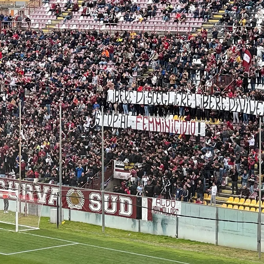Reggina, il messaggio della Curva Sud: «Libere di scegliere, libere di vivere. Stop al femminicidio»