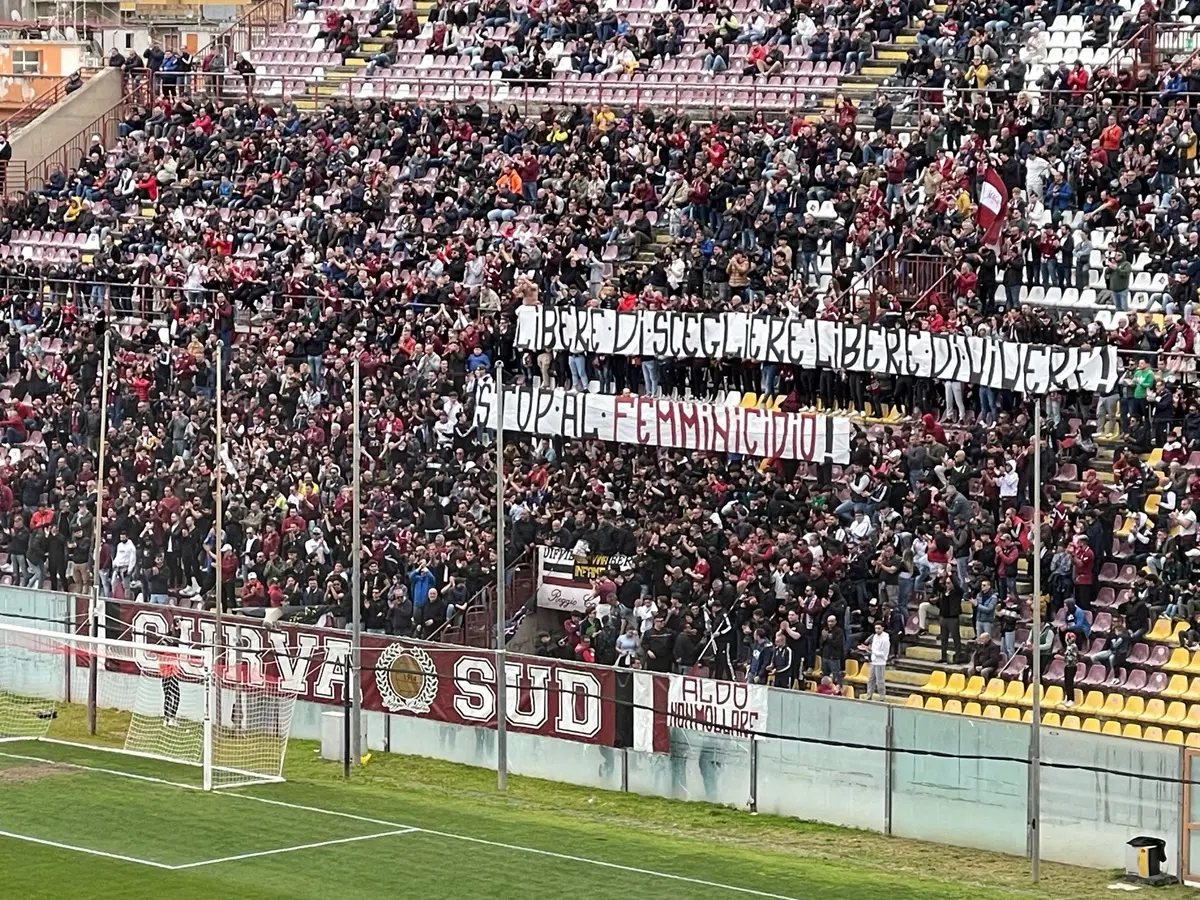 Reggina, il messaggio della Curva Sud: «Libere di scegliere, libere di vivere. Stop al femminicidio»