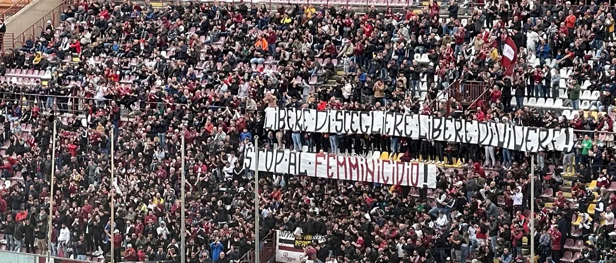 Reggina, il messaggio della Curva Sud: «Libere di scegliere, libere di vivere. Stop al femminicidio»