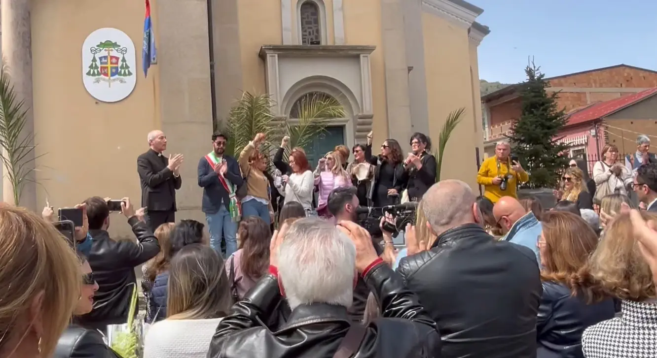 Seminara s'interroga sulla sua risposta alla violenza del branco, divisa tra chi vede il bicchiere mezzo pieno e chi l'indifferenza