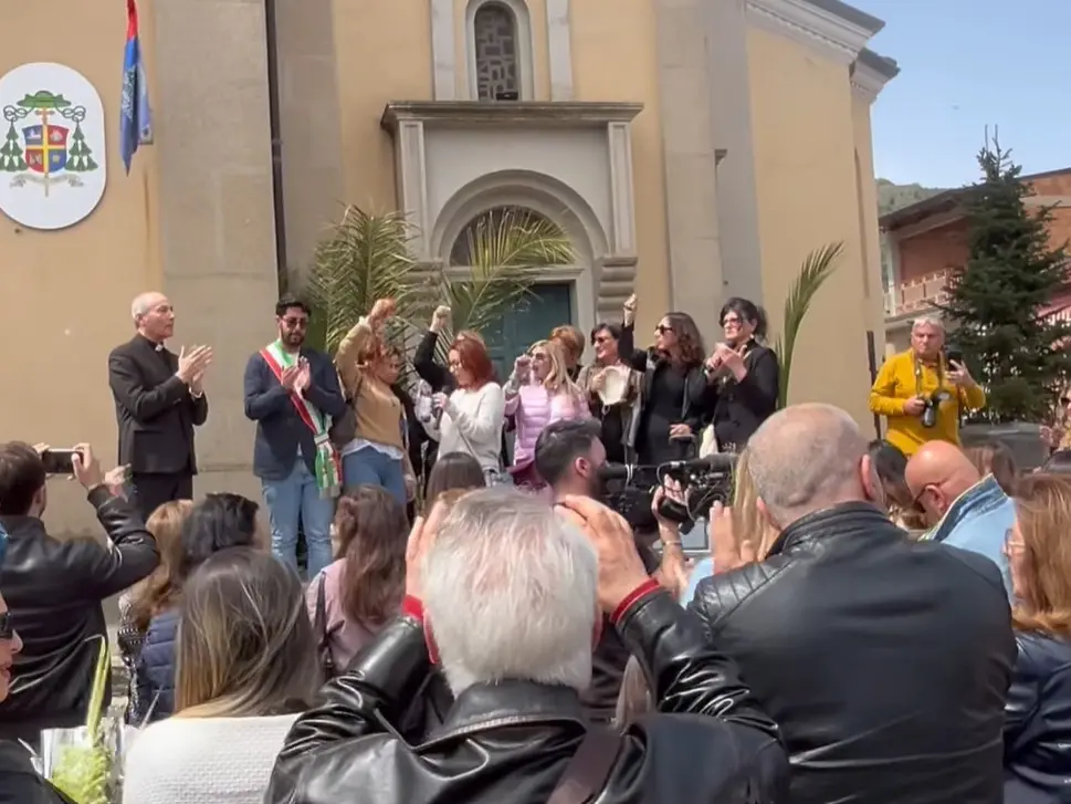 Seminara s'interroga sulla sua risposta alla violenza del branco, divisa tra chi vede il bicchiere mezzo pieno e chi l'indifferenza