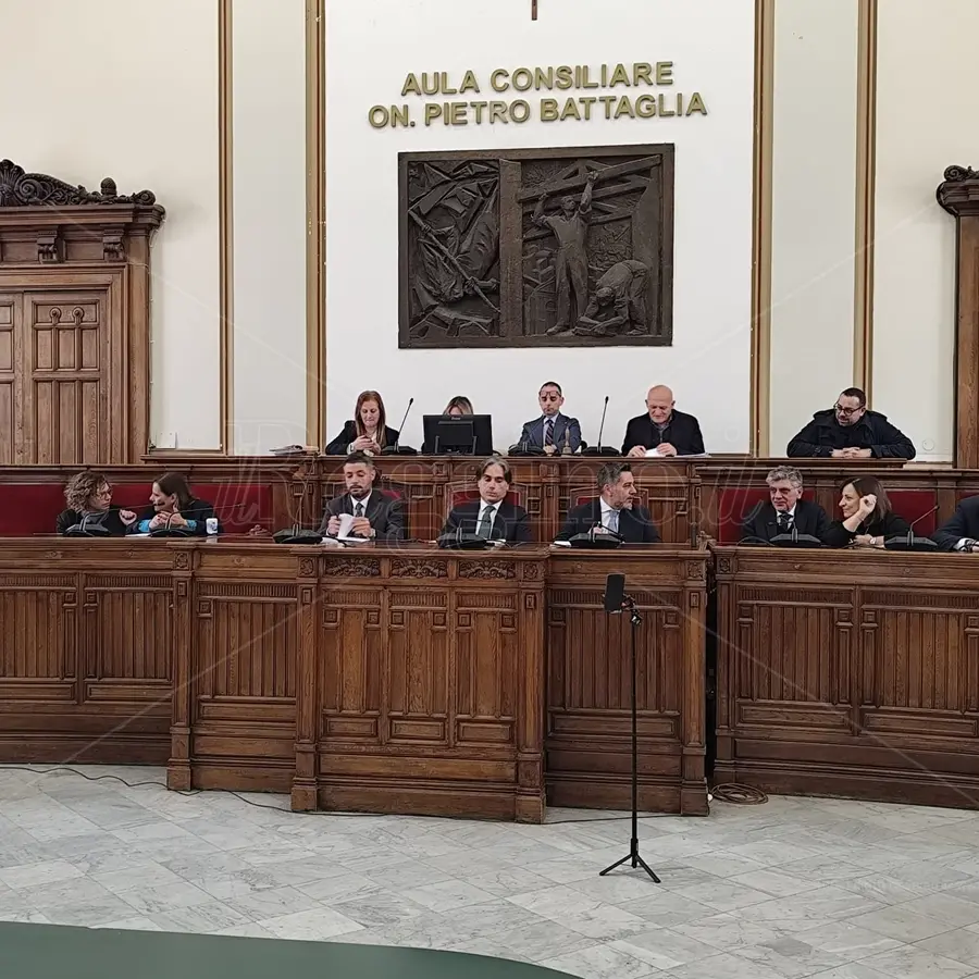 Reggio, Falcomatà fa rapporto al Consiglio: «Siamo difronte ad una nuova fase». Marino (Pd) chiede «condivisione e responsabilità collettiva»
