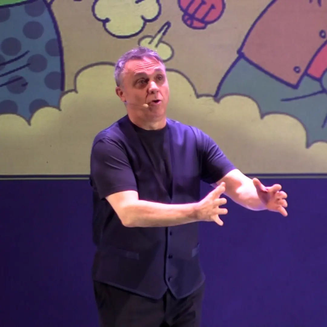 Gabriele Cirilli, una risata di famiglia che sa accogliere e spiazzare: il Cilea diventa casa ed è subito sold-out - VIDEO