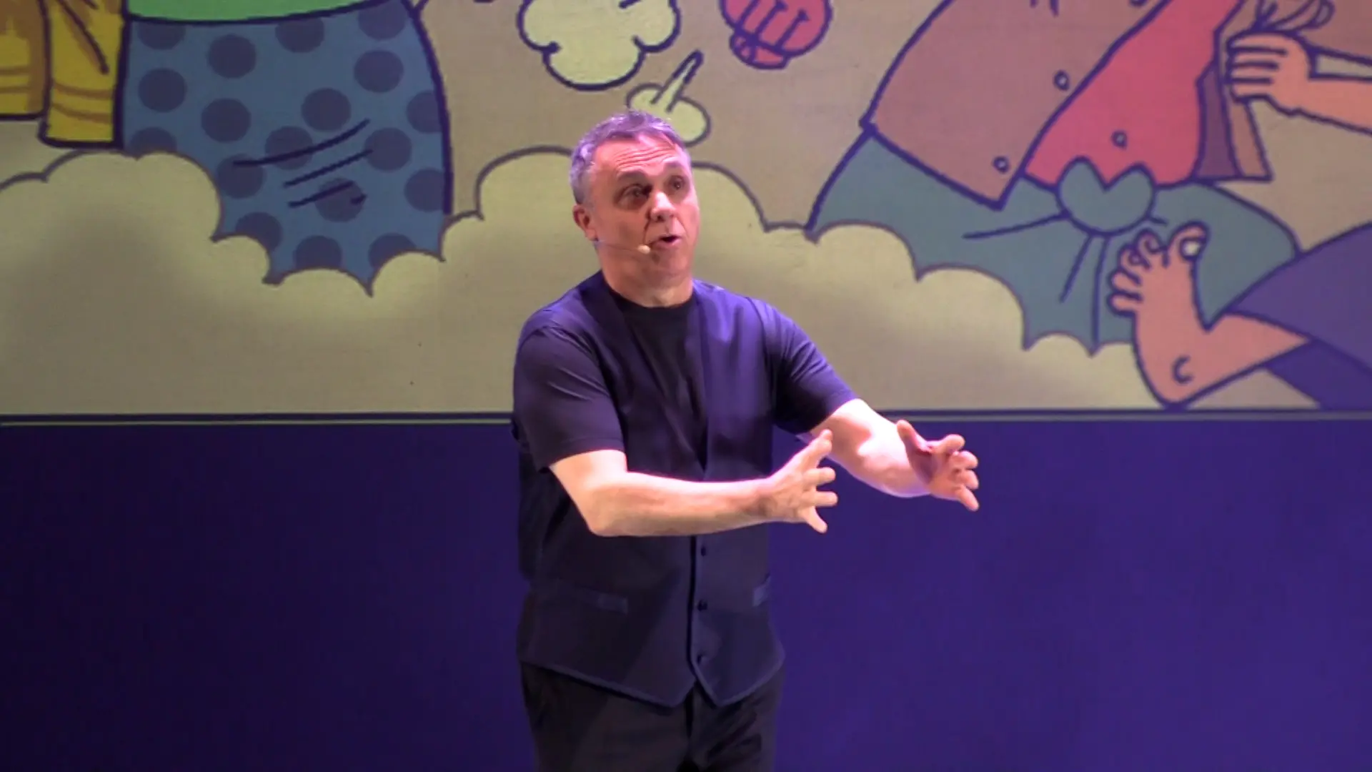 Gabriele Cirilli, una risata di famiglia che sa accogliere e spiazzare: il Cilea diventa casa ed è subito sold-out - VIDEO