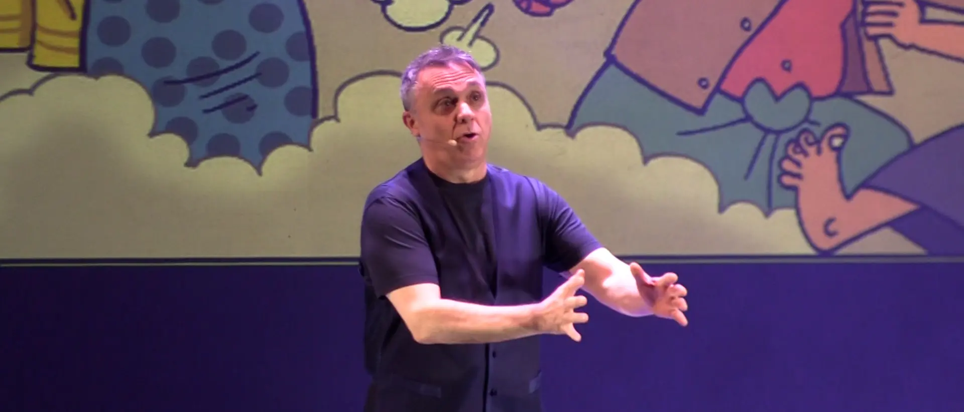 Gabriele Cirilli, una risata di famiglia che sa accogliere e spiazzare: il Cilea diventa casa ed è subito sold-out - VIDEO