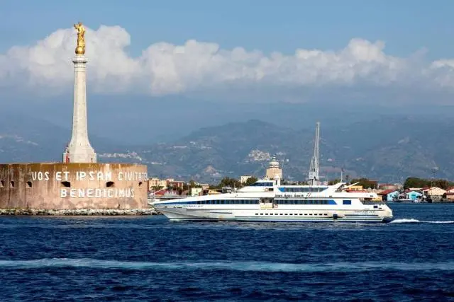 Trasporto sullo stretto, le corse per Messina salgono a cinque