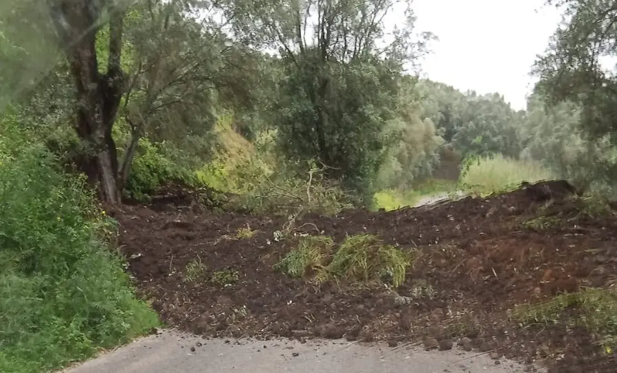 Frana tra San Procopio e Castellace: strada interrotta, bloccati gli spostamenti