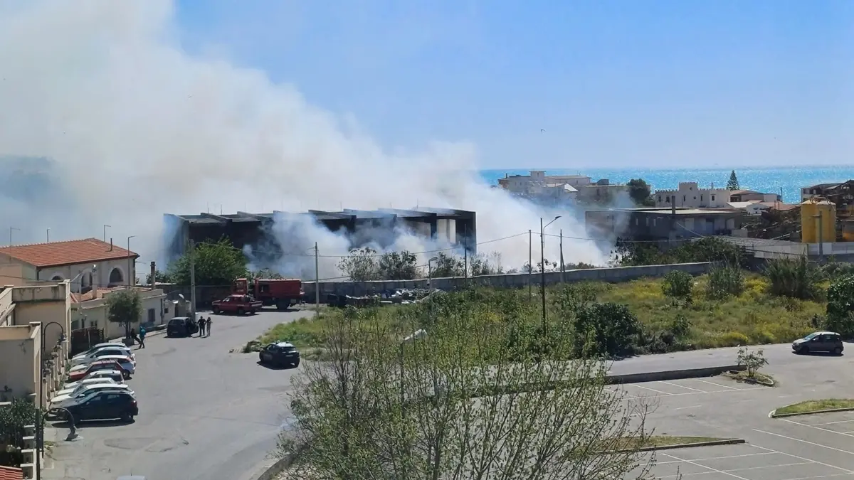 Colonna di fumo su Melito, ignoti nella notte hanno dato fuoco a rifiuti abbandonati