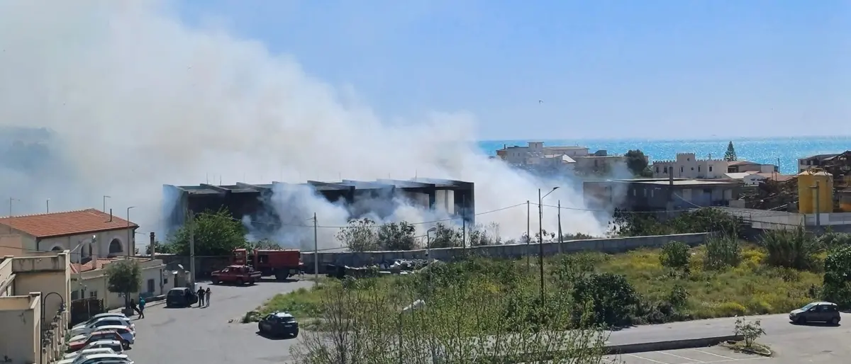Colonna di fumo su Melito, ignoti nella notte hanno dato fuoco a rifiuti abbandonati