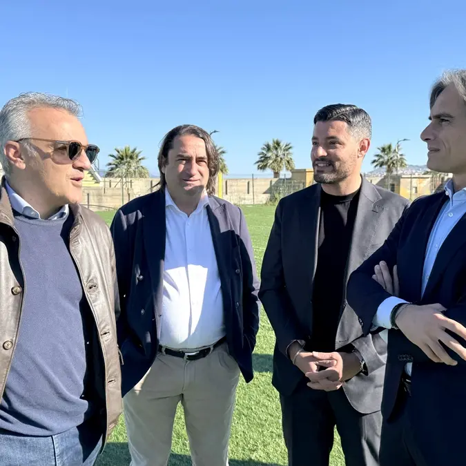 Reggio, lavori in corso allo stadio comunale Iaria di Pellaro: steso il nuovo manto erboso