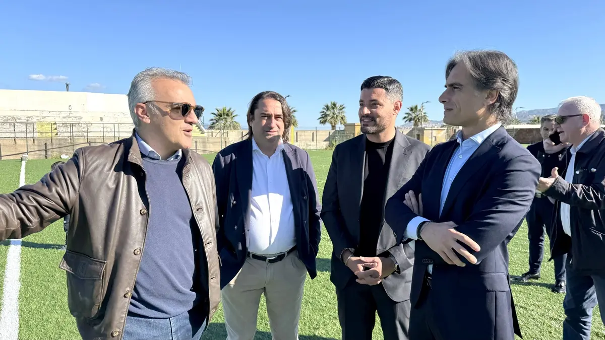 Reggio, lavori in corso allo stadio comunale Iaria di Pellaro: steso il nuovo manto erboso