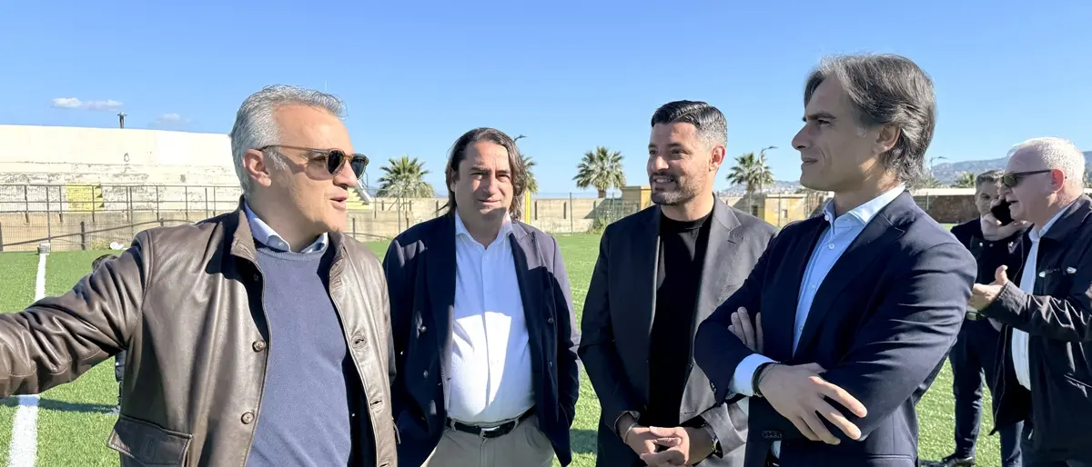 Reggio, lavori in corso allo stadio comunale Iaria di Pellaro: steso il nuovo manto erboso